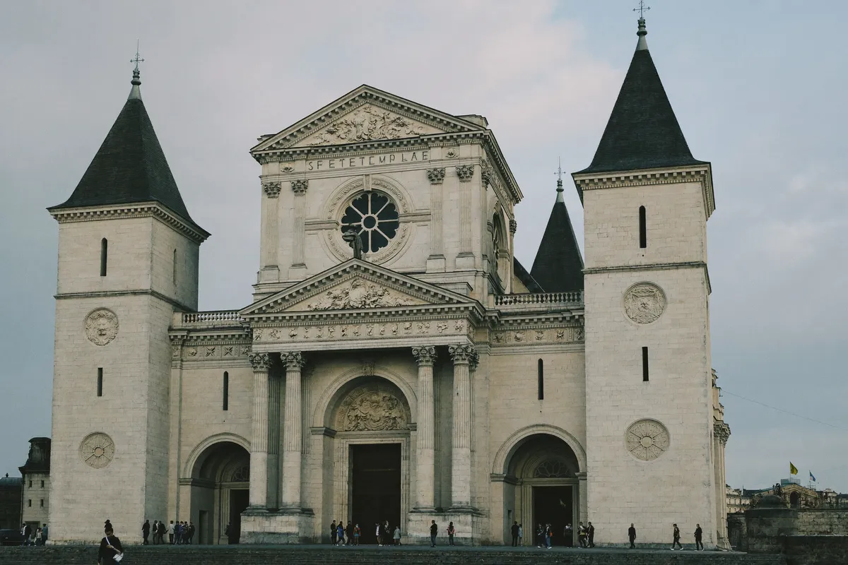 La cathédrale Notre-Dame de Montauban en pierre blanche