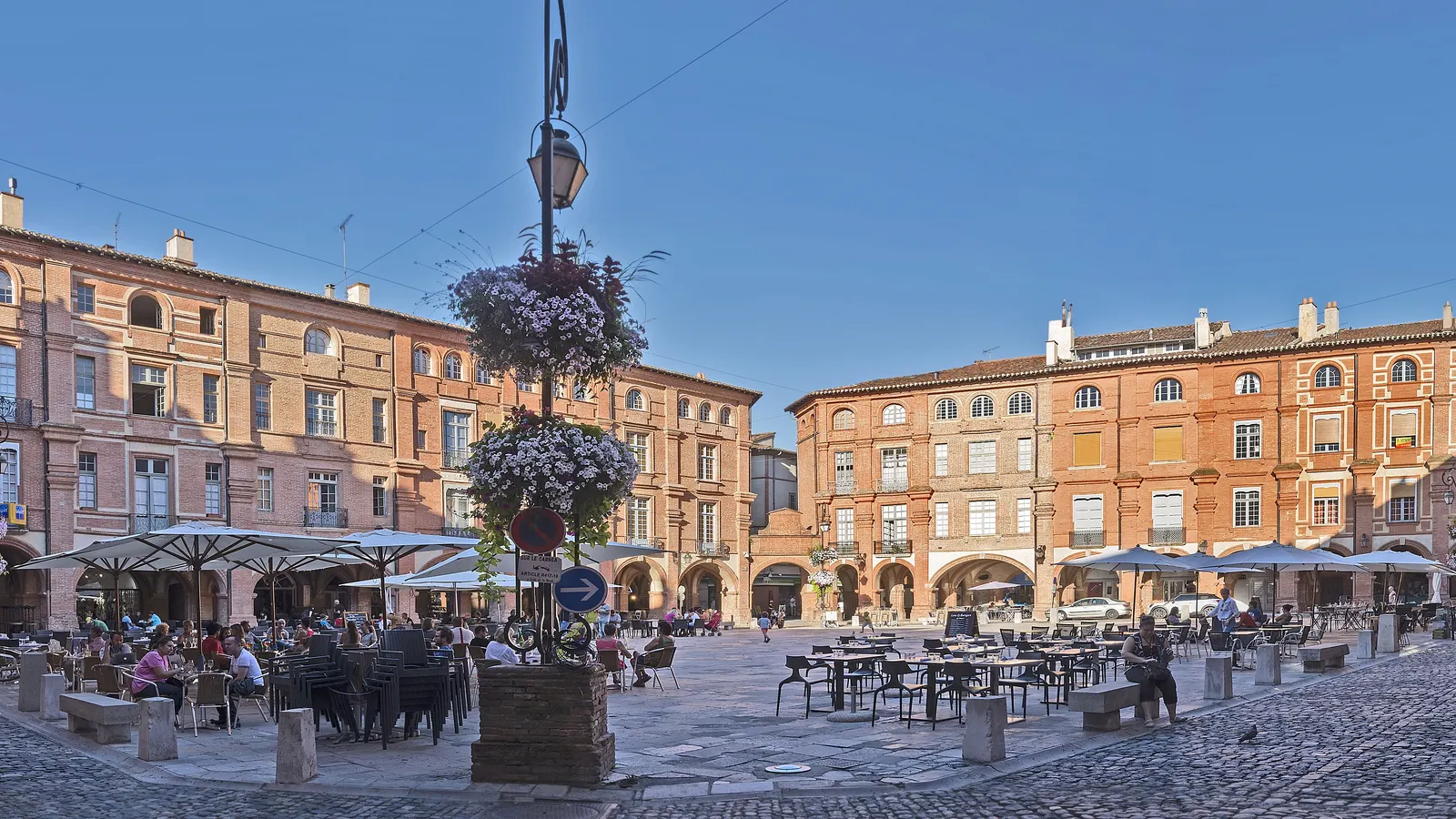 Les arcades de brique de la place Nationale, à Montauban