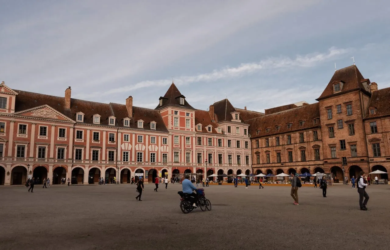 La Place Nationale de Montauban et ses arcades de brique rose